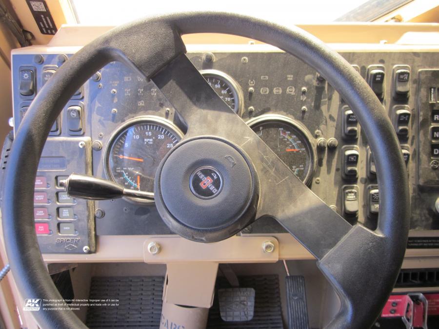 Панель приборов Oshkosh M-ATV 2009 года  (фото 386 из 676)